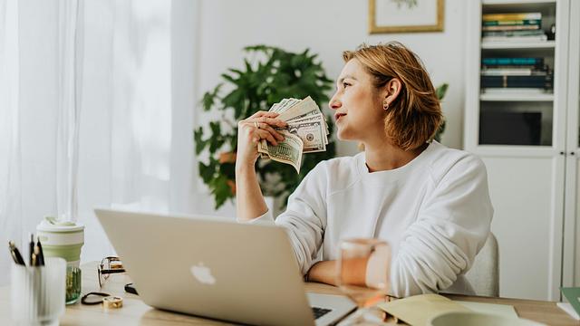 Side Hustles for Insurance Professionals in Canada